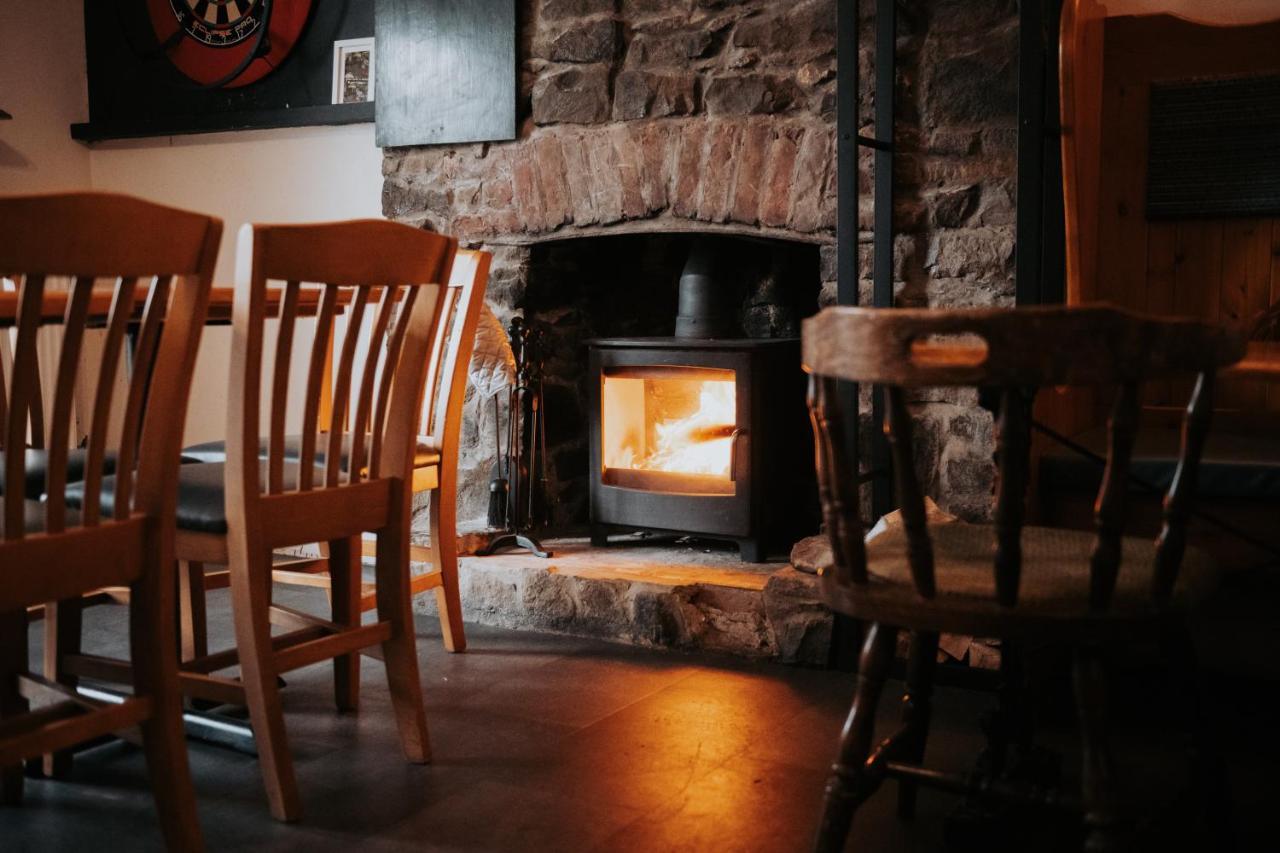 Bed and Breakfast The Fox And Hounds Bancyfelin Exterior foto